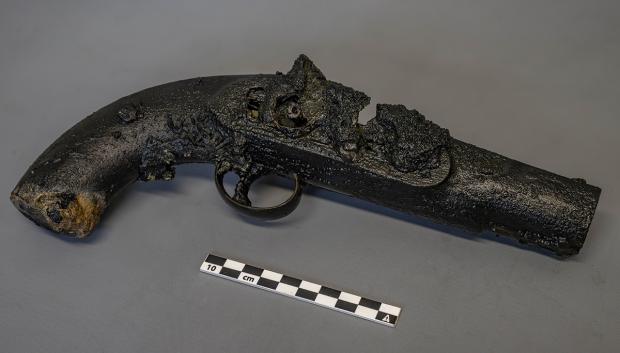 Una pistola de la Royal Navy recuperada del cofre de un marinero localizado en el castillo de proa del HMS Erebus.