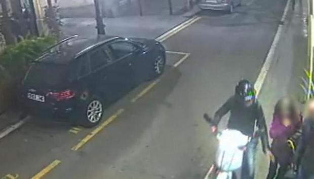Así roban un reloj desde un scooter