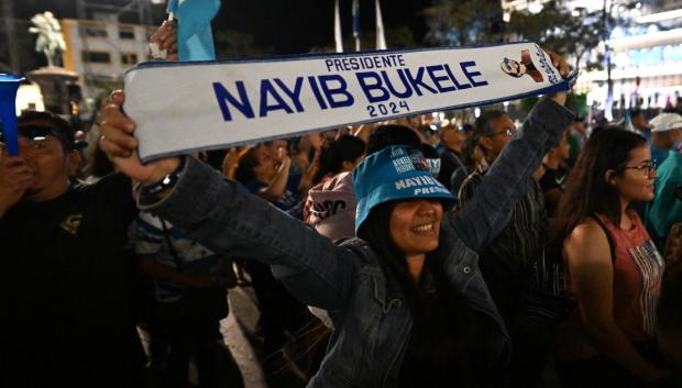 Seguidores de Bukele celebran la victoria electoral