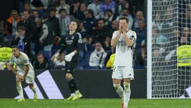 Los jugadores del Real Madrid lamentan el tardío gol de Llorente