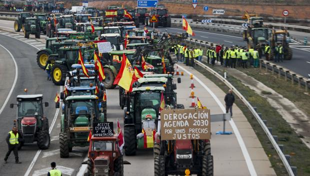 Vista de la concentración de tractores en la A4 a la altura de Madrid