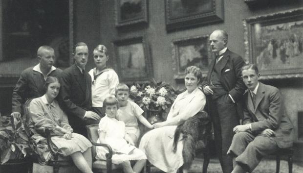 Retrato de Gustav Krupp von Bohlen und Halbach y familia, 1928 por Nicola Perscheid. Alfried Krupp von Bohlen und Halbach, tercero por la izquierda.