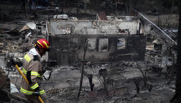 Un bombero trabaja en el Jardín Botánico después de un incendio forestal en Viña del Mar