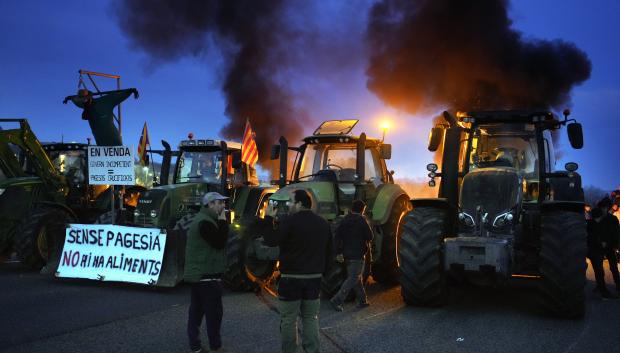 Los agricultores de Girona que llevan todo el día cortando la autopista AP-7 y la N-II a su paso por Sant Julià de Ramis han anunciado que mantendrán su protesta durante toda la noche