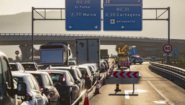 Vista de las retenciones de tráfico en la autovía MU-30 de Murcia