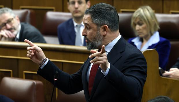 Santiago Abascal, señalando a las bancadas del PSOE y del PP