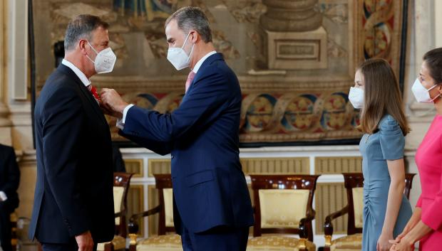 El Rey impone la condecoración de la Orden del Mérito Civil al marinero Manuel Vinatea Fernández en el Palacio Real en 2021