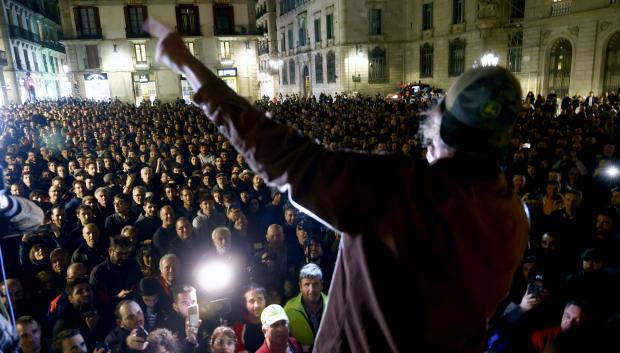 Centenares de agricultores concentrados en la Plaza de Sant Jaume de Barcelona