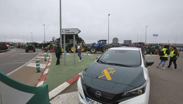 Ganaderos y agricultores del campo protestan ante la Guardia Civil