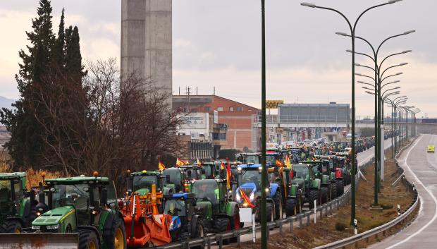 Más de 200 tractores en la N-330 pasan por la localidad de Cuarte de Huerva de camino a Zaragoza