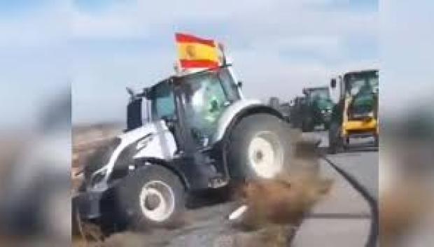 Tractores se salen de la carretera para esquivar un control de la Guardia Civil