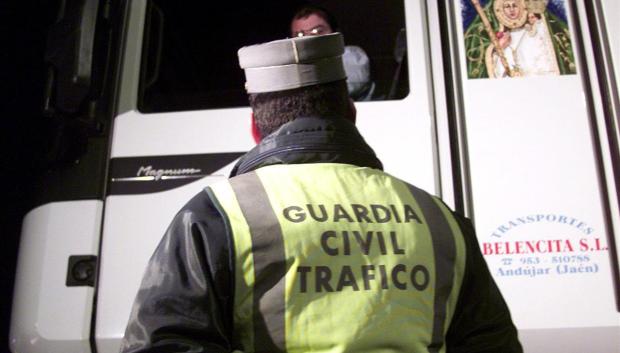 Un guardia civil de tráfico solicita la documentación a un camionero durante un control