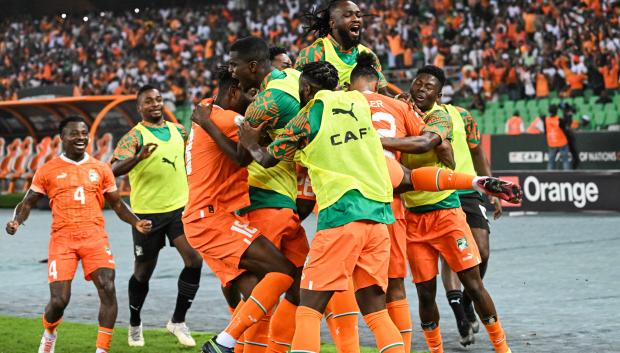 Los jugadores de Costa de Marfil celebran el gol de Sébastien Haller en la semifinal