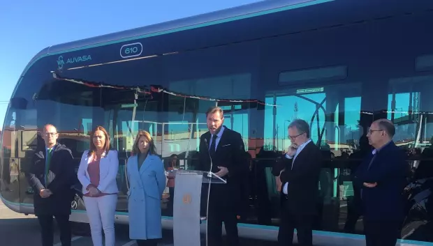 Óscar Puente durante la recepción de los primeros autobuses eléctricos
