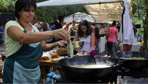 Mujer cocinando el Escalo en la pasada edición de la Fiesta en A Estrada.