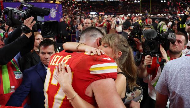 El abrazo entre Travis Kelce y Taylor Swift tras la victoria del primero en la Super Bowl