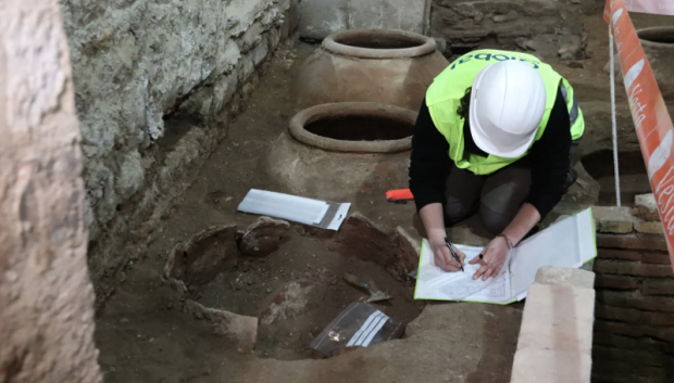 Uno de los arqueólogos toma notas acerca de algunas tinajas encontradas, que se han datado en el siglo XVIII