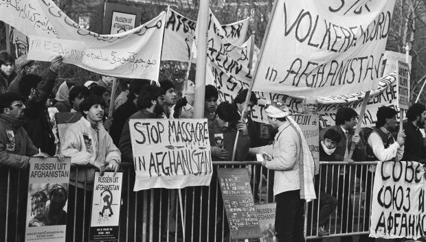 Manifestación contra la presencia soviética en Afganistán, en La Haya, Países Bajos, 1985.