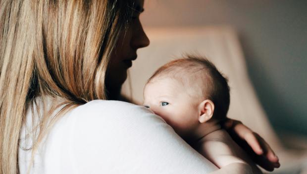 Una madre acuna a su bebé