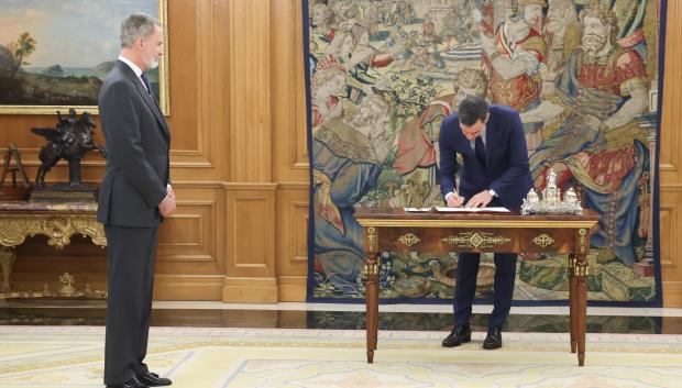 Pedro Sánchez firma la reforma del artículo 49 ante el Rey en La Zarzuela