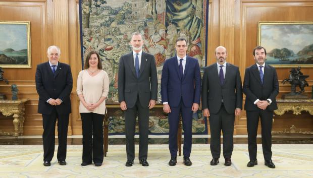 El Rey, con los representantes de los tres poderes del Estado, este jueves en La Zarzuela