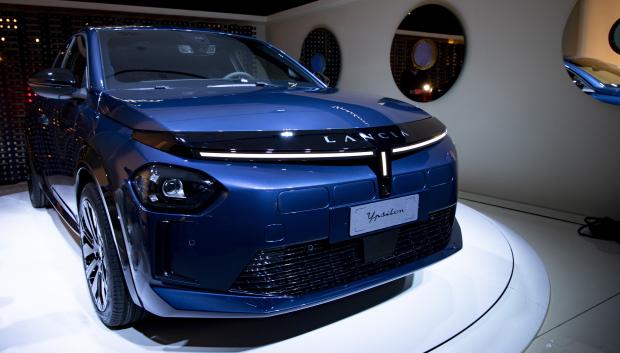 El renacer de Lancia Ypsilon, la elegancia italiana con autonomía eléctrica de 400 kilómetros