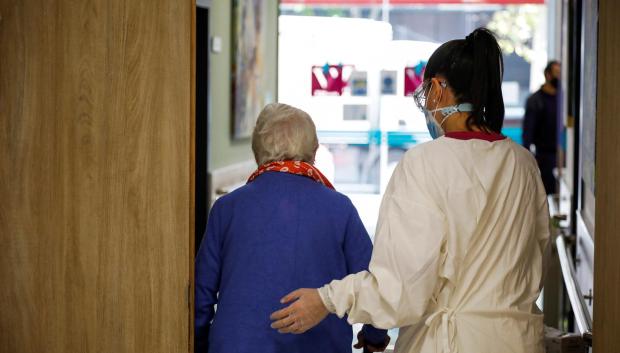 Imagen de una trabajadora de una residencia y una anciana en Madrid