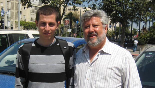 Gershon Baskin junto al soldado israelí Guilad Shalit