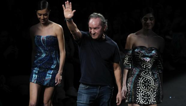 Custo Dalmau saluda tras su desfile de la pasarela Mercedes Benz Fashion Week Madrid