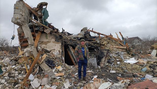 Un ucraniano, entre los escombros en Zhytomyr el 2 de marzo de 2022, tras un bombardeo ruso el día anterior