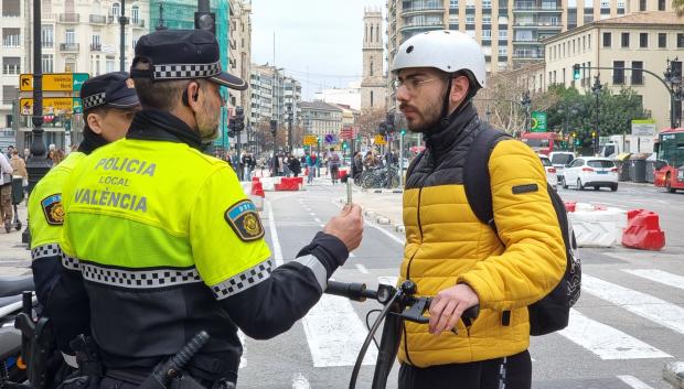 Un control policial en Valencia a un usuario de patinete eléctrico