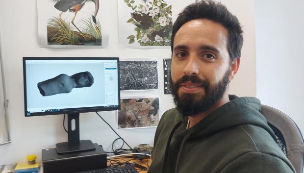 El investigador de la Estación Biológica de Doñana Miguel de Felipe, estudia el silbato de origen turdetano de barro con cabeza de mujer que encontró mientras realizaba un trabajo sobre lagunas
