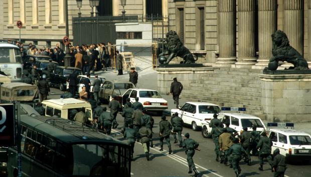 El Congreso de los Diputados rodeado de policías y periodistas en la calle carrera de San Jerónimo tras el golpe de Estado 23 F