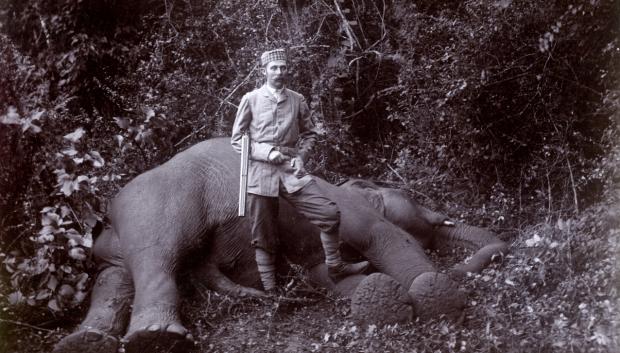 Francisco Fernando posando ante un elefante muerto, 1893