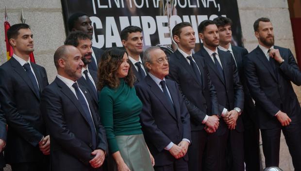 Isabel Díaz Ayuso con los jugadores del Real Madrid de Baloncesto.