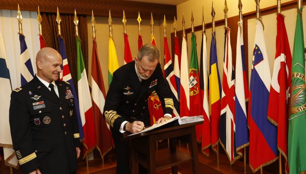 Don Felipe firma en el libro de honor el Cuartel General Supremo de las Potencias Aliadas en Europa