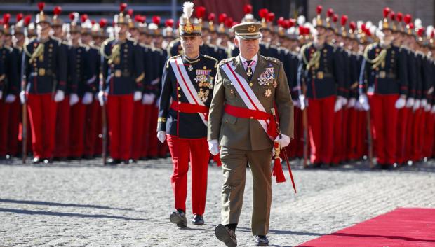 El teniente general Jefe del Mando de Adiestramiento y Doctrina, José Manuel de la Esperanza y Martín-Pinillos pasa revista a los cadetes hoy en Zaragoza