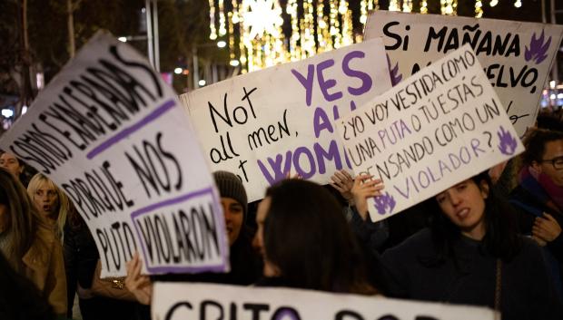 Varias mujeres muestran carteles, durante una manifestación por el 25N