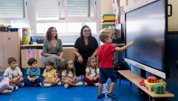 La presidenta de la Comunidad de Madrid, Isabel Díaz Ayuso, en un colegio.