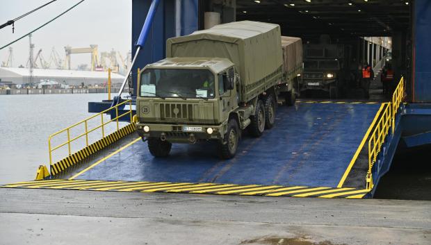 Vehículos militares desembarcan en Polonia en el marco de los ejercicios Steadfast Defender