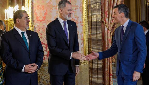 Don Felipe recibe el saludo de Pedro Sánchez en presencia del presidente de Guatemala