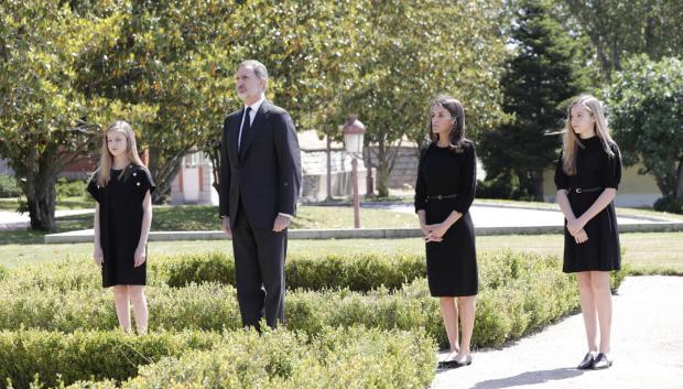Los Reyes, la Princesa de Asturias y la Infanta Sofía, en un minuto de silencio en La Zarzuela por las víctimas del Covid
