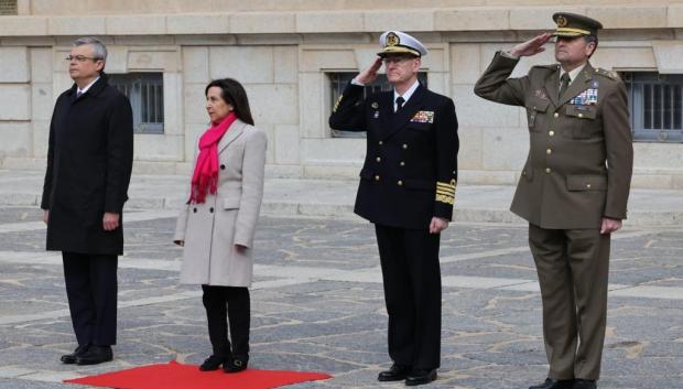 La ministra de Defensa, Margarita Robles, durante el homenaje que las Fuerzas Armadas rinden a los civiles y militares caídos en la guerra de Ucrania, este sábado en Toledo