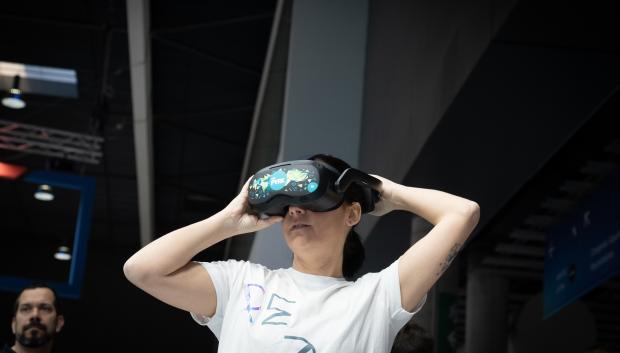 Una mujer con gafas virtuales dentro del MWC