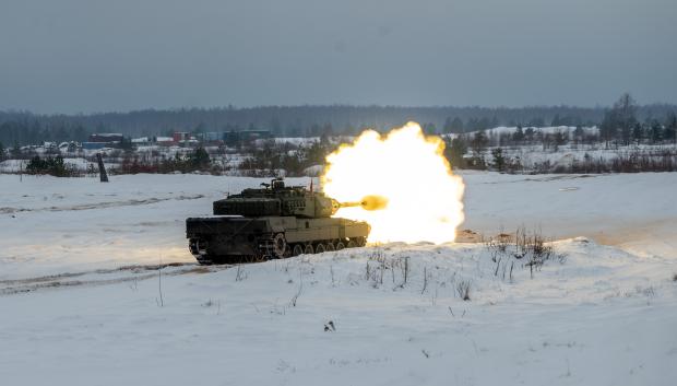 Un carro de combate dispara contra posiciones enemigas en un ejercicio táctico en Letonia