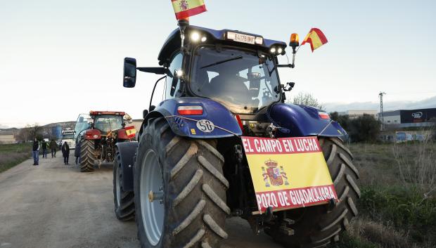 Decenas de tractores salen a primera hora de este lunes desde la localidad madrileña de Arganda del Rey hacia Madrid