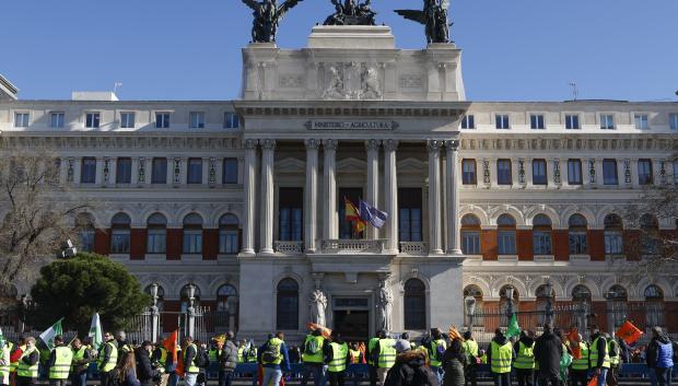 Agricultores de varios puntos de España se manifiestan frente a la sede del Ministerio de Agricultura en Madrid