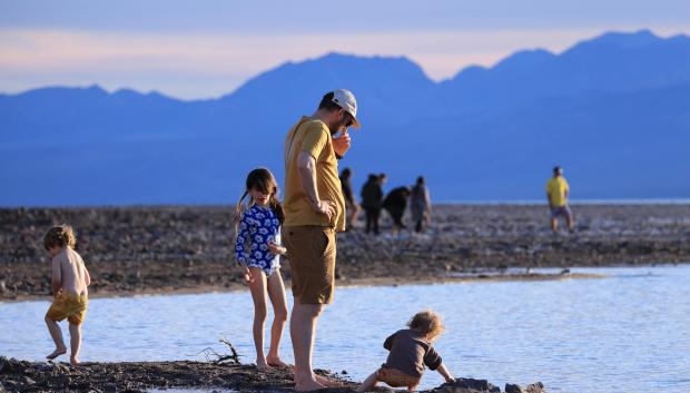 Las familias aprovechan para jugar en el agua del Death Valley