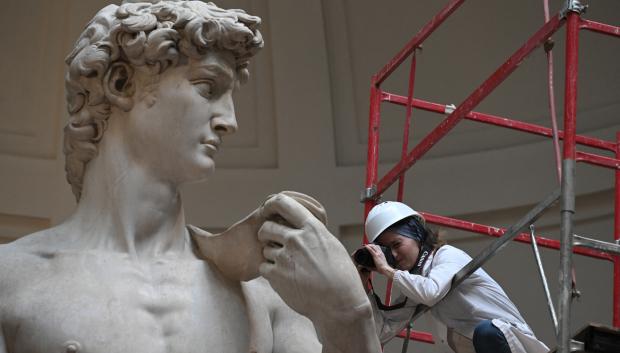 La restauradora Eleonora Pucci toma fotografías durante la limpieza de la estatua del David
