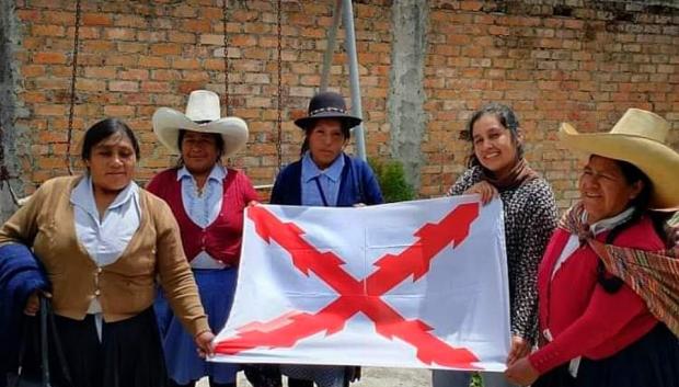 Asociación-Cultural-Dionisio-Inca-Yupanqui muestra la bandera-de la Unidad, del Mestizaje y nuestra-Fe.